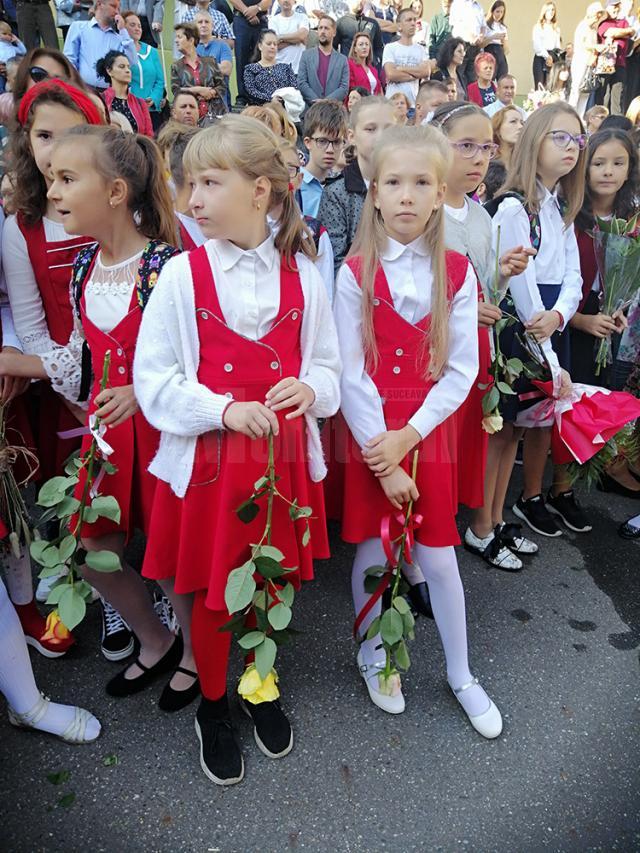 Buchetele mici, cochete, cu flori deosebite, trandafirii și crizantemele, tendințele de anul acesta, în prima zi de școală