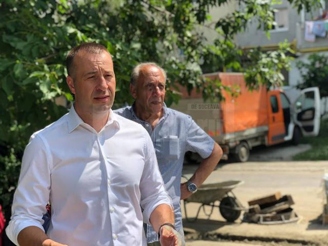 Viceprimarul Lucian Harșovschi, prezent în teren la lucrările de reabilitare stradală din centrul Sucevei