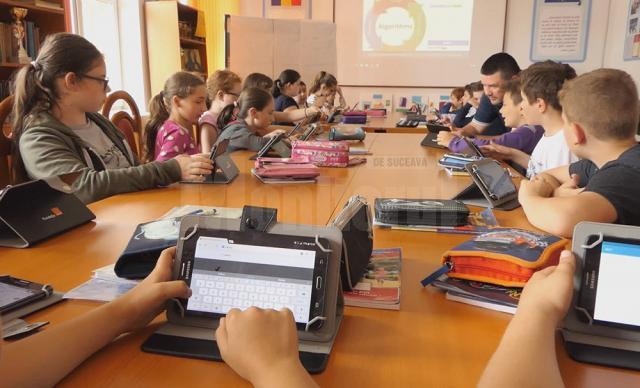 Elevii școlii din Putna învață matematică și informatică într-un laborator digital complet echipat
