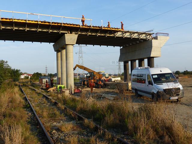 Muncitorii pregătesc turnarea plăcii de suprabetonare a podului pasajului