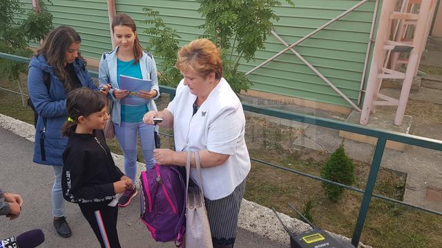 Șefa ISJ Suceava, prof. Gabriela Mihai, a verificat personal greutatea ghiozdanelor mai multor elevi
