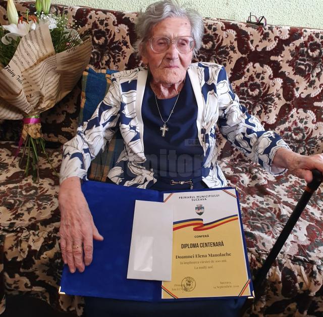 Elena Manolache a primit diploma de Cetatean Centenar din partea primarului Sucevei, la împlinirea a 100 de ani 2