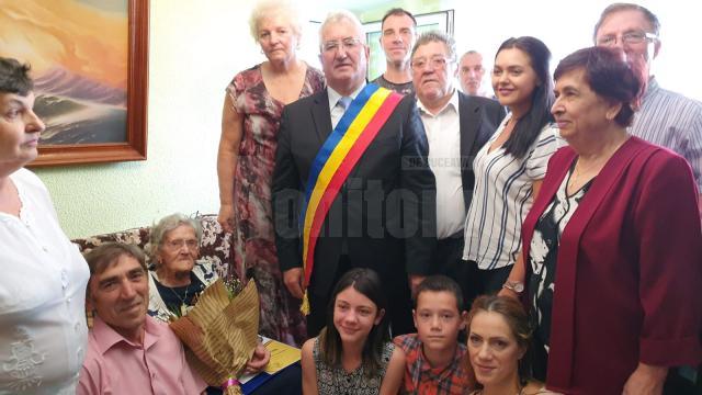 Elena Manolache a primit diploma de Cetatean Centenar din partea primarului Sucevei, la împlinirea a 100 de ani 4