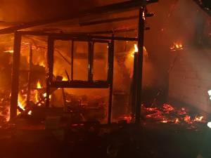 Incendiu cu pagube foarte mari la o gospodărie din satul Suha, comuna Mălini