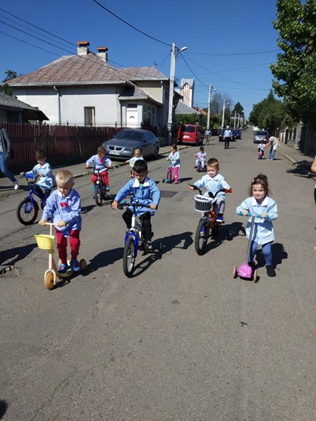 Preşcolarii de la Grădiniţa “Lizuca” din Fălticeni au luat startul la Climate Cycling