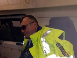 Şeful de post Vasile Grumăzescu, în ambulanţă, după agresiune