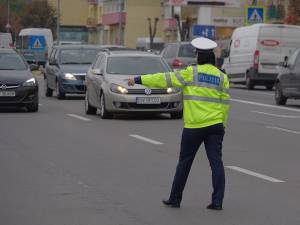 Un polițist care acționează în municipiul Suceava va putea ridica și zeci de permise de conducere într-o zi
