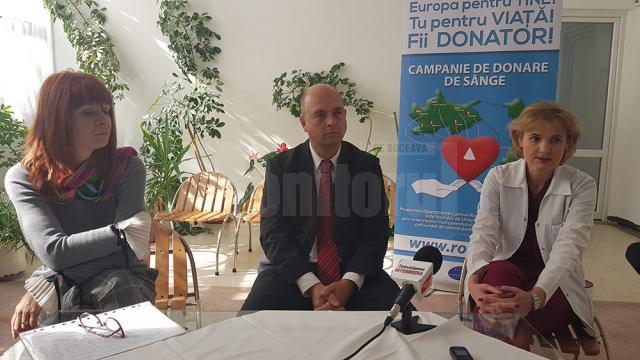 Reprezentanţii BRCT Suceava, iniţiatorii campaniei, alături de Maria Pilat, directoarea Centrului de Transfuzie sanguină
