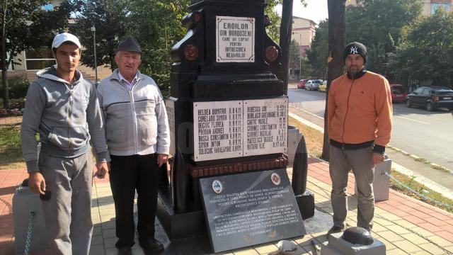 Ieri a fost turnată placa comemorativă, care marchează 95 de ani de la ridicarea monumentului