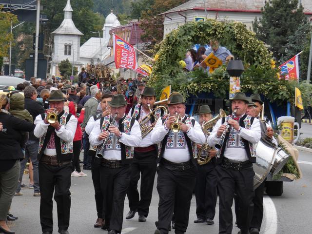 Festivalul berii - Oktoberfest în Est, deschis la Gura Humorului cu o paradă impresionantă, muzică şi râuri de bere