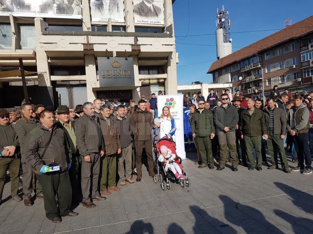 Voluntarii campaniei de curatenie, adunati in centrul Sucevei 2ll