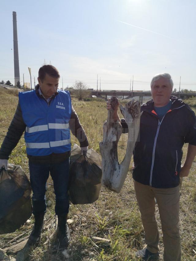 Voluntarii din cadrul SGA Suceava au adunat aproape 300 de saci de deșeuri de pe cursurile râurilor Suceava, Bistrița și Moldova 3