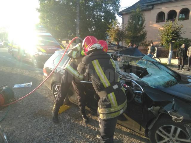 Un bărbat cu două dosare penale pentru conducere fără permis s-a urcat beat la volan și a provocat un grav accident