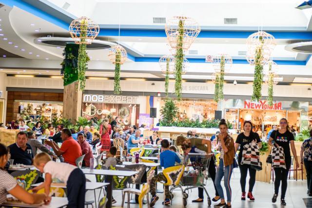 Noua imagine a food-courtului Shopping City Suceava reflectă teme contemporane, cu atractive elementele de verdeață