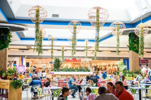 Noua imagine a food-courtului Shopping City Suceava reflectă teme contemporane, cu atractive elementele de verdeață