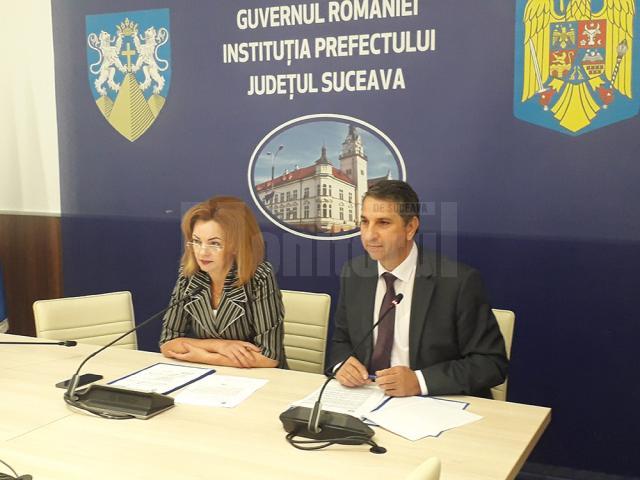 Prefectul Mirela Adomnicăi și directorul SGA Suceava, Daniel Drăgoi