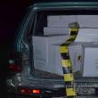În interiorul maşinii abandonate, poliţiştii au descoperit 15 colete cu țigări de contrabandă
