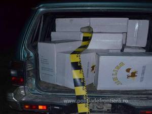 În interiorul maşinii abandonate, poliţiştii au descoperit 15 colete cu țigări de contrabandă