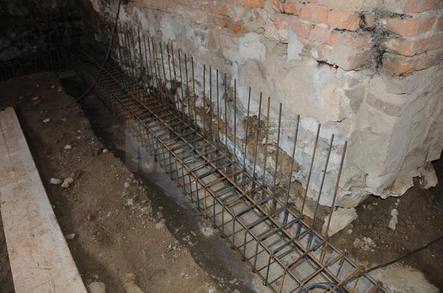 Primele luni de lucru la Cazinoul Băilor au vizat eliminarea apei infiltrate și consolidarea structurii clădirii de jos în sus