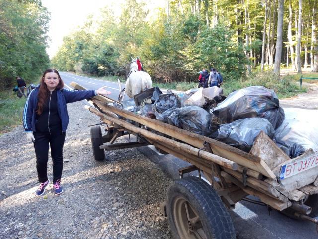 Peste o sută de voluntari s-au alăturat silvicultorilor din Adâncata la acţiunea de igienizare de sâmbătă