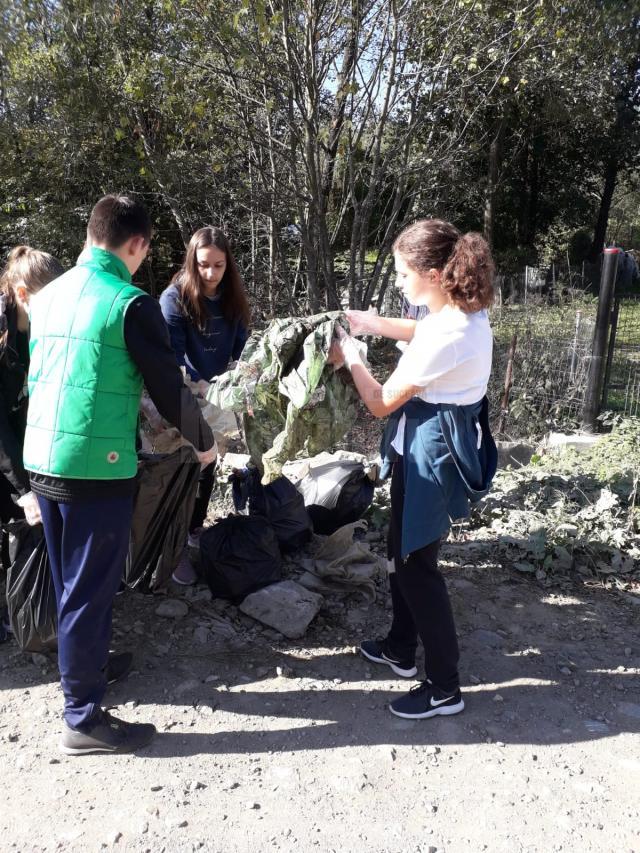 Elevii de la Colegiul Național Militar „Ștefan cel Mare” s-au alăturat campaniei de curățenie „Let’s Do It, Romania!”
