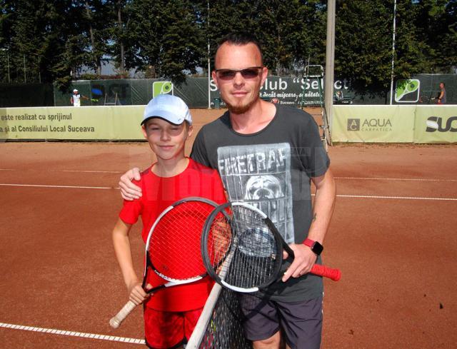 Daniel Roșu (dreapta) a câștigat turneul Categoriei Principală, -40 de ani, din cadrul Cupei Monitorul