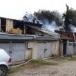 Incendiu violent la câteva garaje din zona Rombat din cartierul sucevean George Enescu