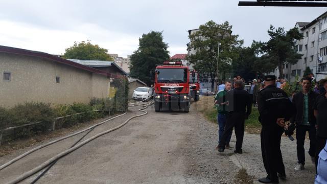 Incendiu violent la câteva garaje din zona Rombat din cartierul sucevean George Enescu