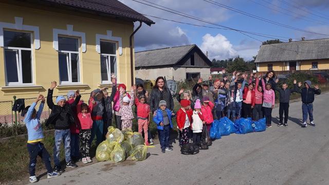 Elevii din Stroiești și din Zaharești au ecologizat spațiile verzi din comună