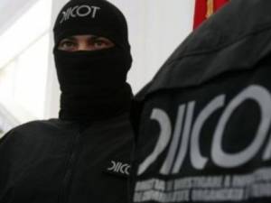 Procurorii DIICOT au pus sub acuzare încă trei traficanţi de fete care se prostituau pentru ei