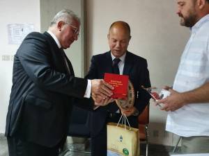 Primarul Sucevei, Ion Lungu și Dan Dura, șeful serviciului Fonduri Europene, la întâlnirea cu conducerea orașul Sassari, din Sardinia-Italia