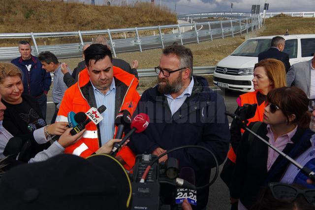 Ministrul Transporturilor, Răzvan Cuc, managerul de proiect, Vasile Strîmbeanu, și prefectul de Suceava, Mirela Adomnicăi, la deschiderea traficului pe șoseaua de centură