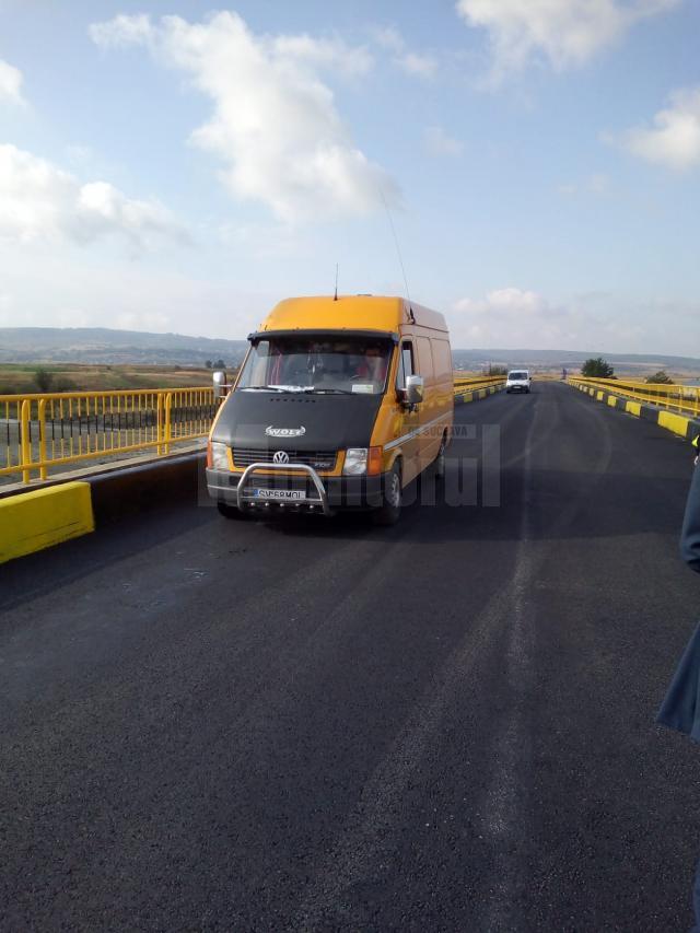 Podul peste râul Suceava de la Vereşti a fost redat, ieri, circulaţiei