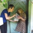 Asociaţia ,,Licuricii fericiţi” continuă campaniile de ajutorare a oamenilor vârstnici din Câmpulung Moldovenesc