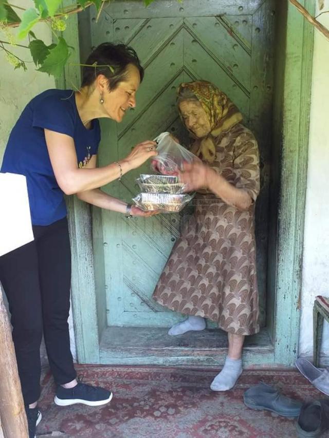 Asociaţia ,,Licuricii fericiţi” continuă campaniile de ajutorare a oamenilor vârstnici din Câmpulung Moldovenesc