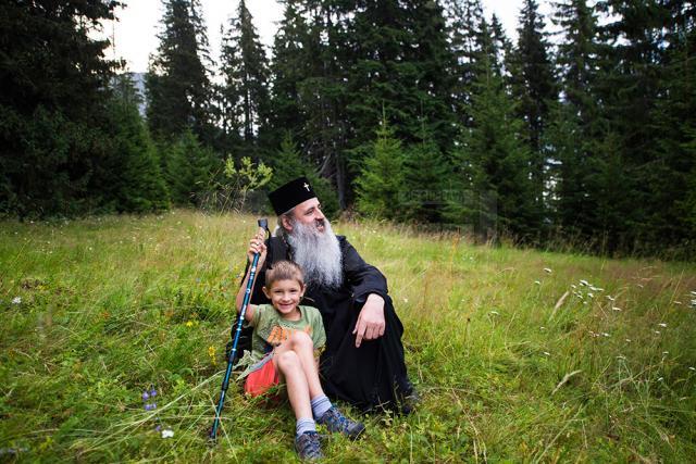 Înaltpreasfinţitul Părinte Mitropolit Teofan, alături de un copil care și-a dorit o fotografie cu ierarhul