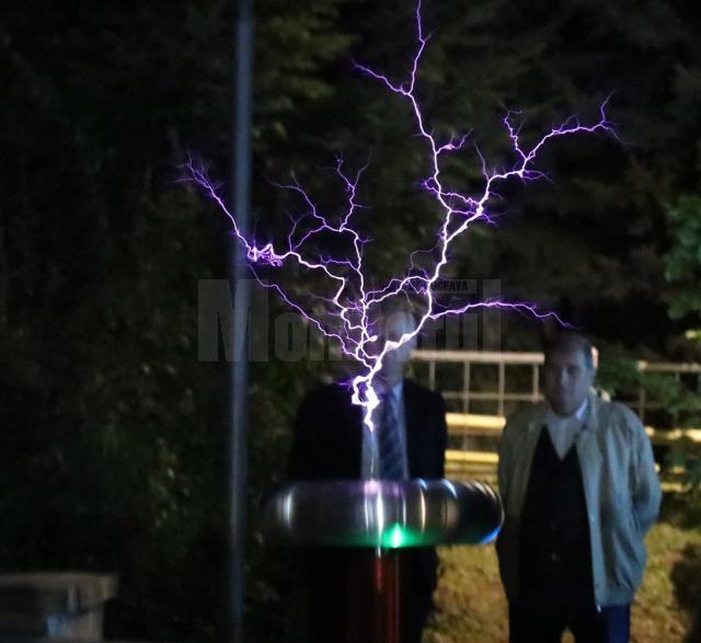 Descărcări electrice produse de bobinele Tesla - cel mai vizionat experiment la „Noaptea Cercetătorilor Europeni” la USV