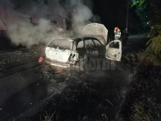 Autoturismul a ars in totalitate, pompierii reusind sa salveze casa din apropiere