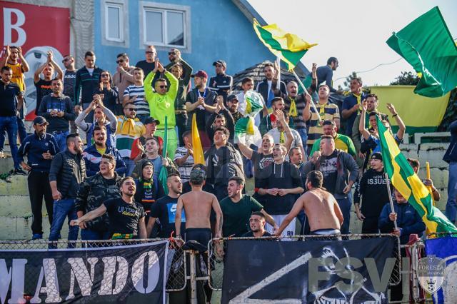 Suporterii suceveni aşteaptă nerăbdători duelul cu Dinamo. Foto Costi Solovastru