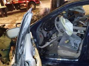 Au scăpat cu viaţă ca prin minune din maşina care s-a lovit violent de doi stâlpi şi un gard de beton 2