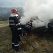 La sosirea pompierilor, ambele autoturisme erau cuprinse de flăcari