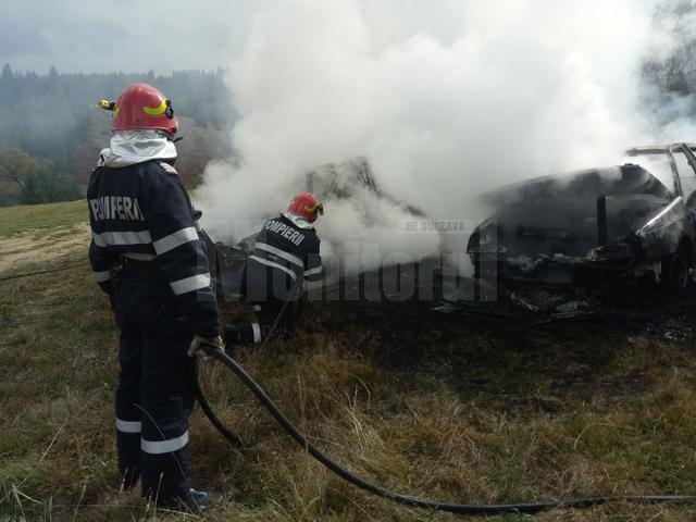 La sosirea pompierilor, ambele autoturisme erau cuprinse de flăcari