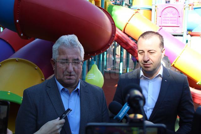 Primarul Ion Lungu și viceprimarul Lucian Harșovschi, la inaugurarea celui mai mare loc de joacă din municipiul Suceava, de 1000 de mp