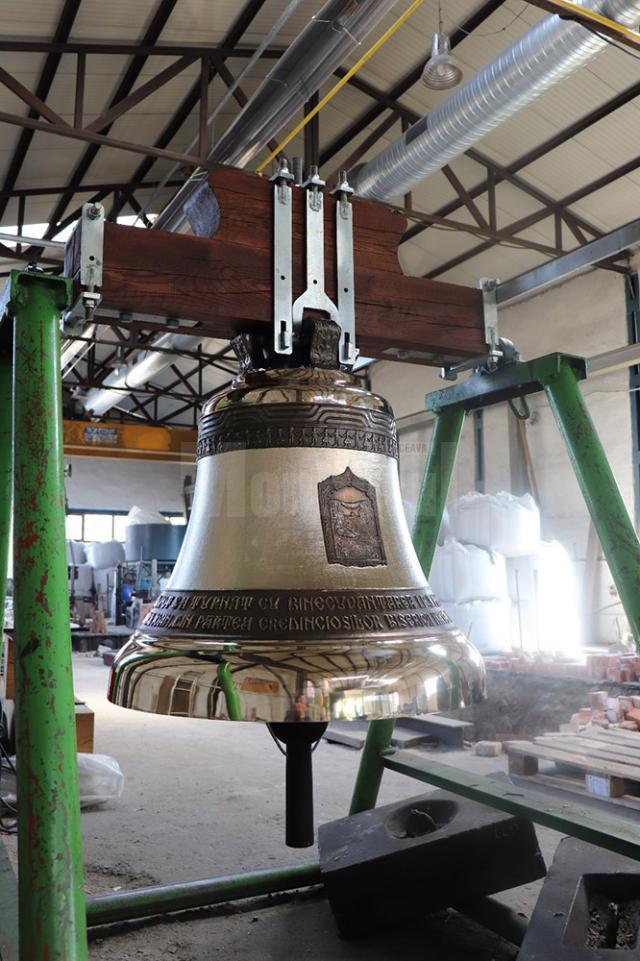 Unul dintre cele trei clopote care vor fi montate în curând în Turnul Unirii, lângă Biserica „Naşterea Maicii Domnului”