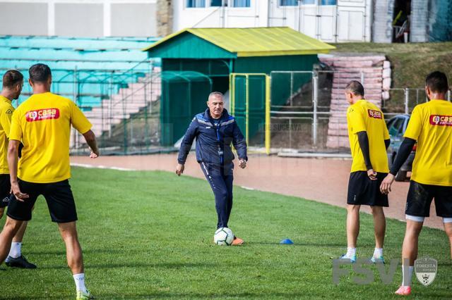 Antrenorul Petre Grigoraş, în exerciţiul funcţiunii. Foto Facebook - ACS Foresta Suceava Oficial