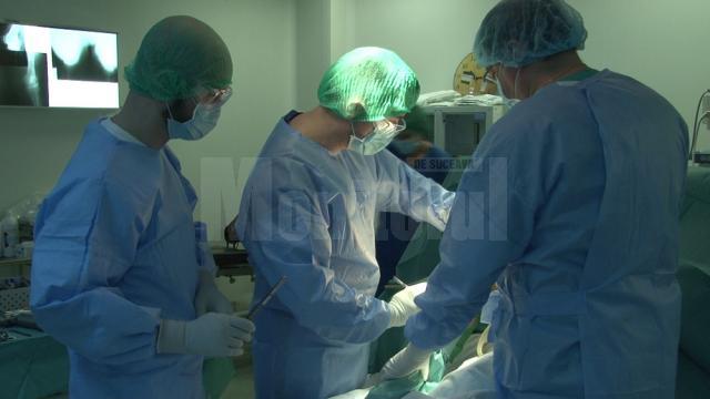Operaţie de protezare a genunchiului în secţia Ortopedie a Spitalului de Urgenta Suceava