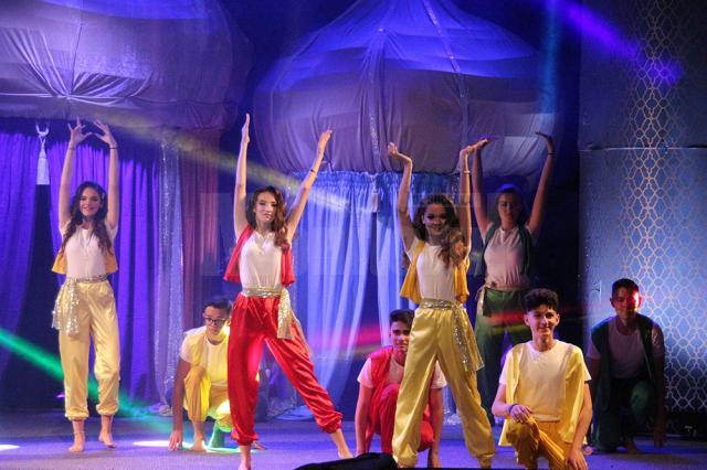 „Nopţi arabe” - o fascinantă poveste cu tineri frumoşi şi talentaţi, la Balul Bobocilor Colegiului Naţional „Petru Rareş”