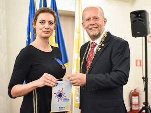 Preşedintele fondator al noului club Rotary, Ancuţa Dumitraş (stânga)