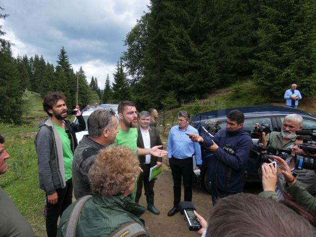 Reprezentanții organizației de mediu și șeful OS Vama, Gelu, Puiu, împreună cu unii reclamanți, la locul unde au fost reclamate presupuse ilegalități