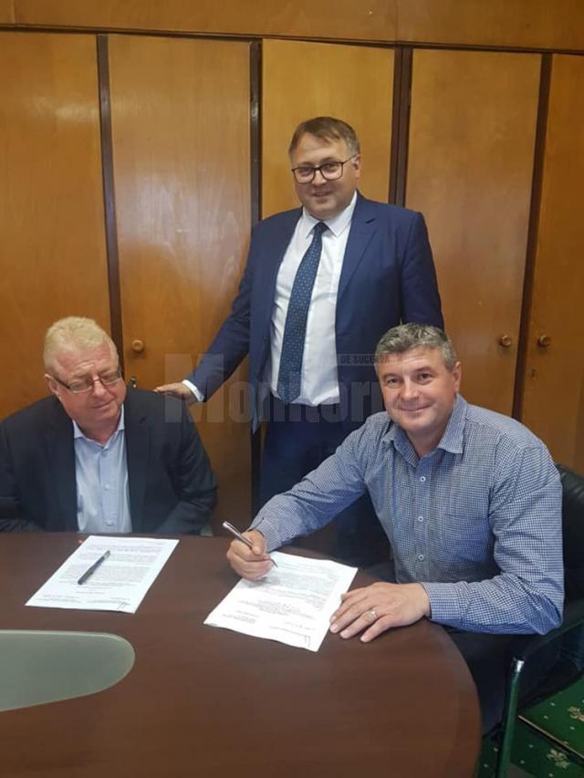 Cătălin Coman a semnat contractele de finanţare pentru două proiecte de modernizare a unor clădiri importante din Fălticeni